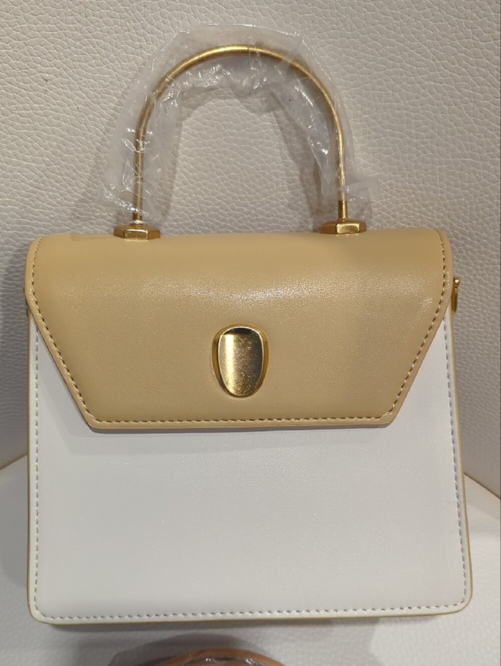 Elegant Two-Tone Crossbody Top Handle Bag in Tan and White - Picture 2 of 4